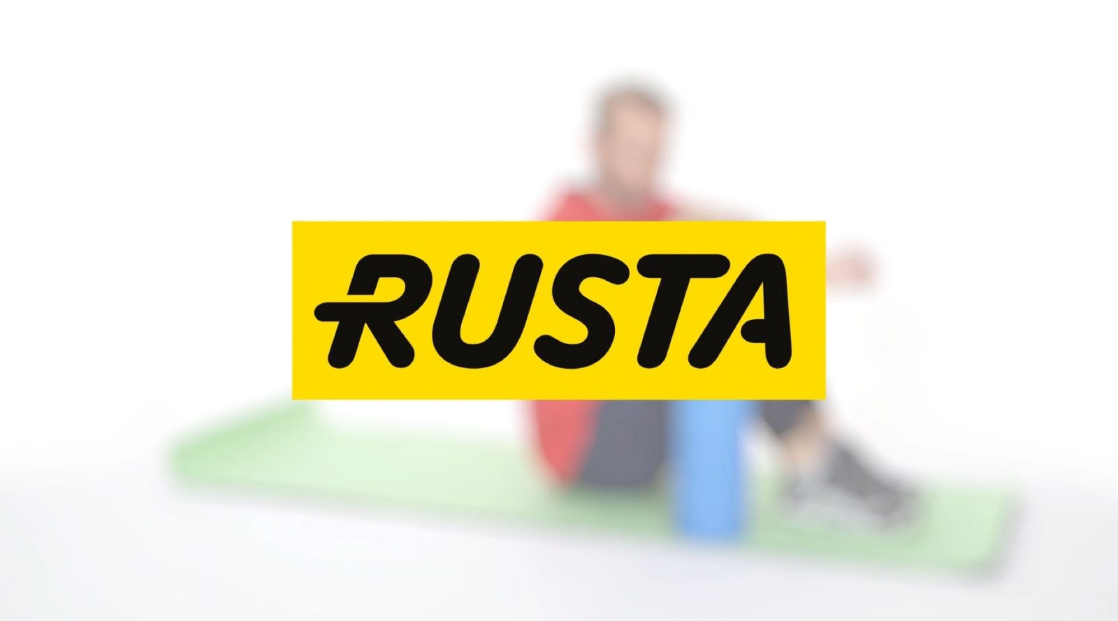 rusta-logo mot blurrad bakgrund där man ser en tränande människa