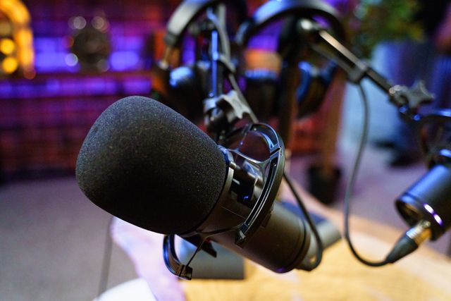Videopodd produceras hos Mediemerah i Hammarby Sjöstad med studio, mikrofoner och flera kameror